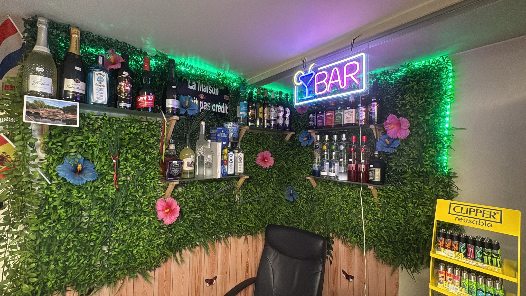 Bar intérieur de l'épicerie du Quai de la Fontaine